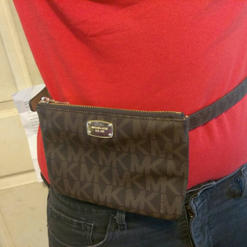 Micheal Kors belted pouch XL